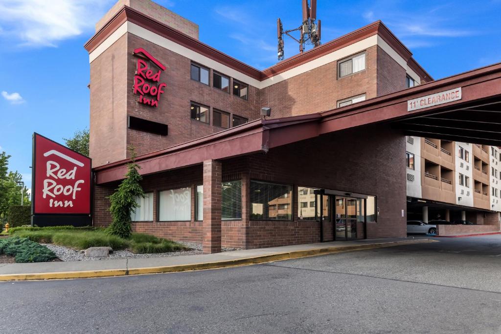 西塔科Red Roof Inn Seattle Airport - SEATAC的街角的红色屋顶酒店