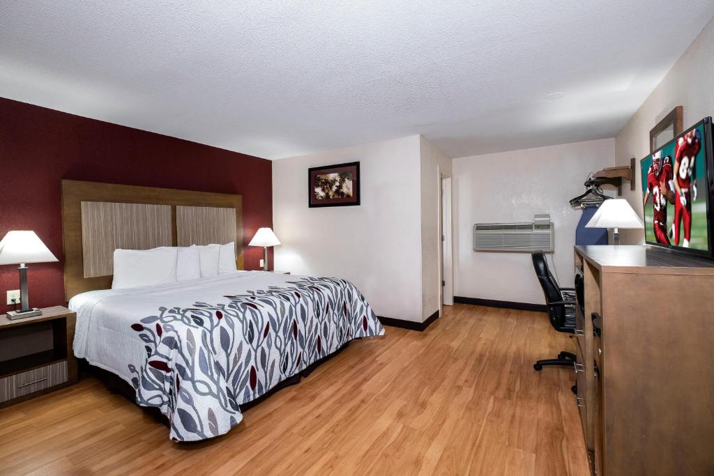 内普顿市Red Roof Inn Neptune - Jersey Shore的配有一张床和一张书桌的酒店客房