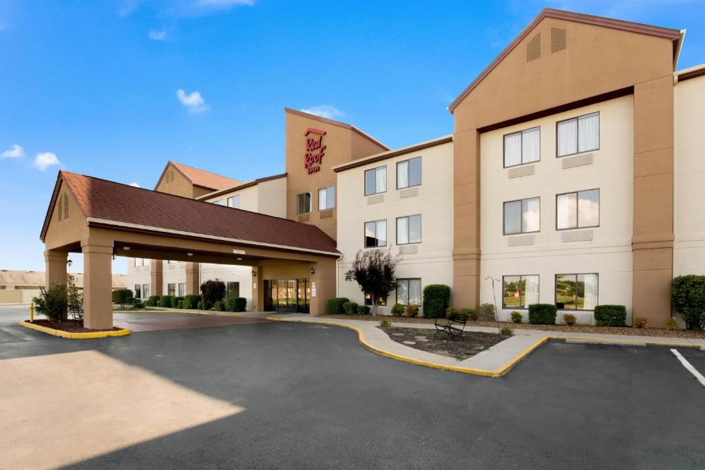 里士满Red Roof Inn Richmond, KY的停车场酒店 ⁇ 染