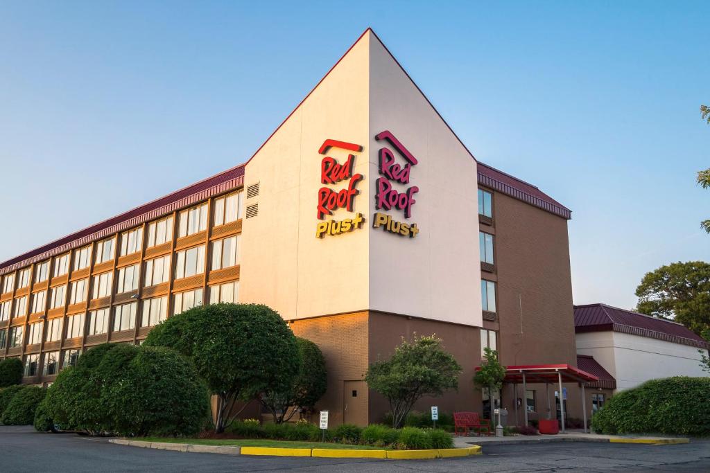 沃本Red Roof Inn PLUS+ Boston - Woburn/ Burlington的建筑一侧有标志的酒店