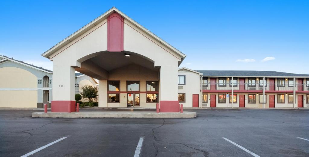 俄克拉何马城Red Roof Inn Oklahoma Airport I 40 W Fairgrounds的大楼前的一个空停车位