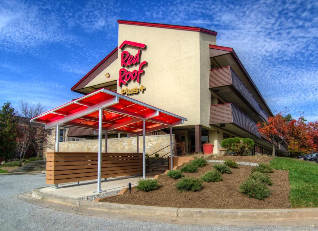 林夕昆高地Red Roof Inn PLUS+ Baltimore-Washington DC/BWI Airport的快餐店前有标牌