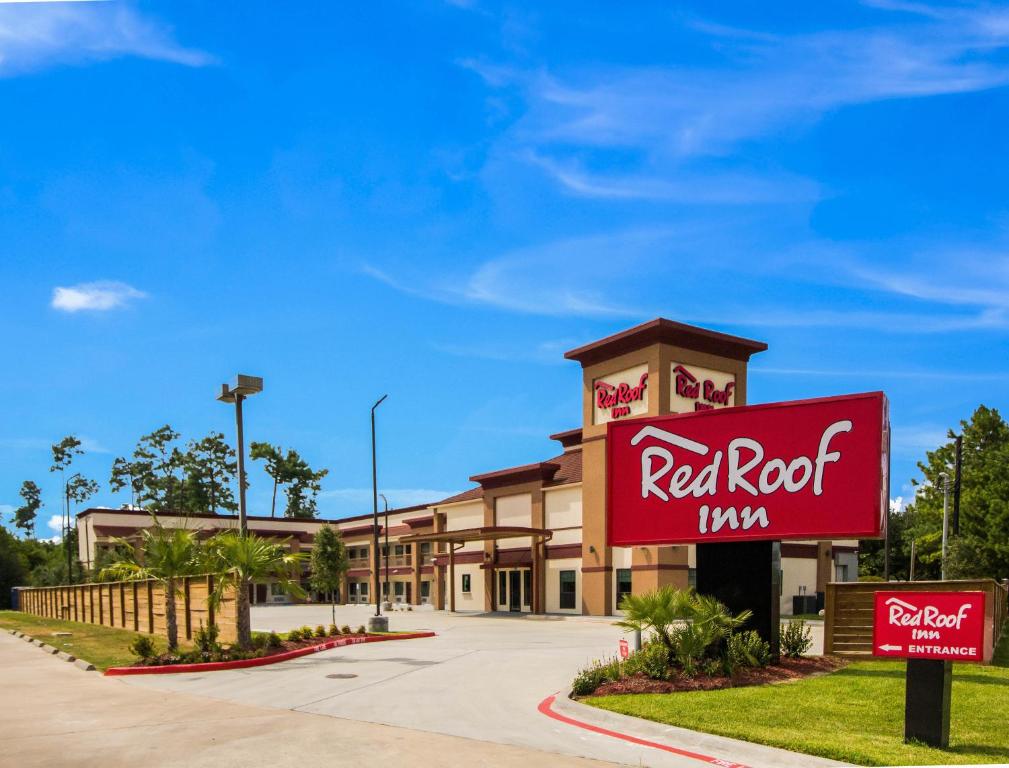 休斯顿Red Roof Inn Houston - Willowbrook的大楼前的红石旅馆标志
