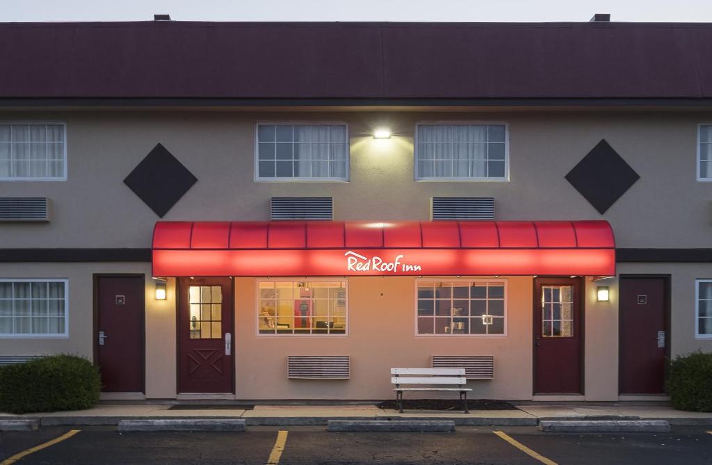 代顿代顿胡贝尔高地红屋顶酒店 的大楼前有红色遮阳篷的餐厅