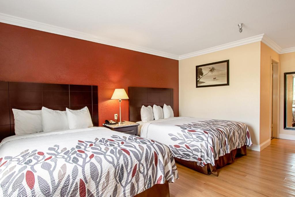 蒙特利红屋顶套房汽车旅馆客房内的一张或多张床位