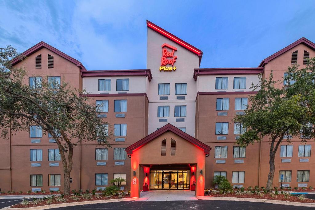 杰克逊维尔Red Roof Inn PLUS+ Jacksonville – Southpoint的酒店前方的 ⁇ 染