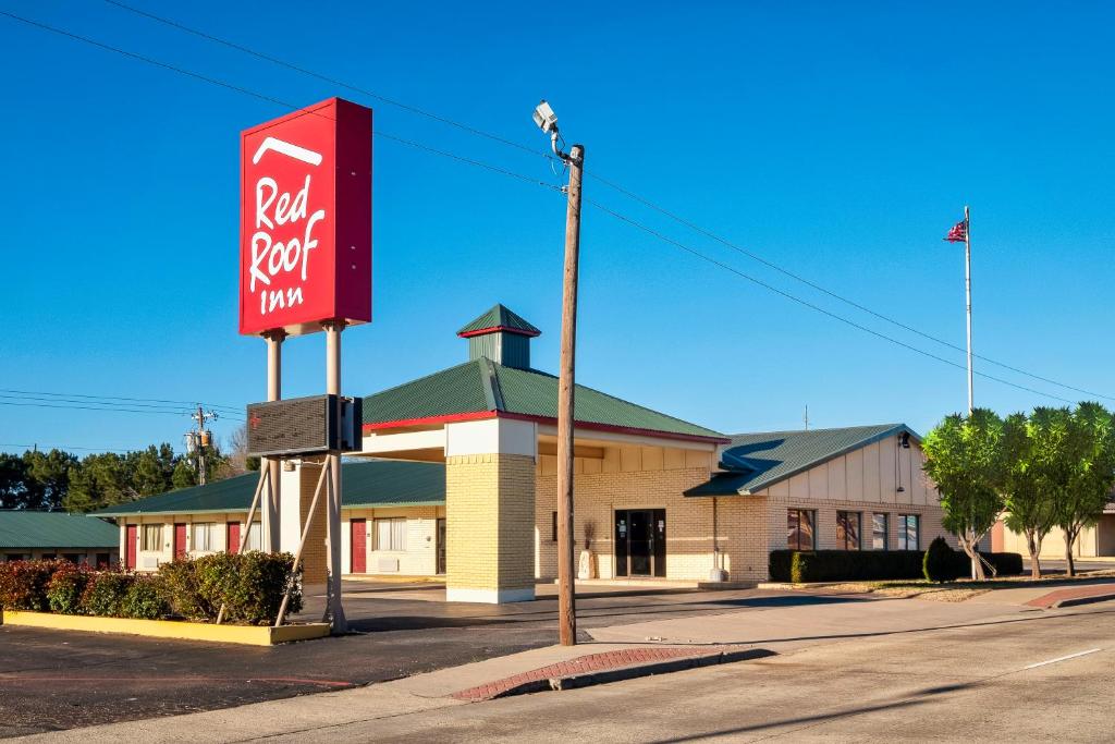 柴尔德里斯Red Roof Inn Childress的大楼前的红色屋顶汽车旅馆标志