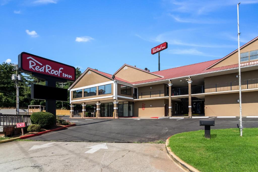 肯尼索Red Roof Inn Atlanta - Kennesaw State University的 ⁇ 染红屋顶旅馆