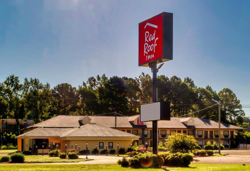 哥伦布Red Roof Inn Columbus, MS的池鼠汽车旅馆前的标志