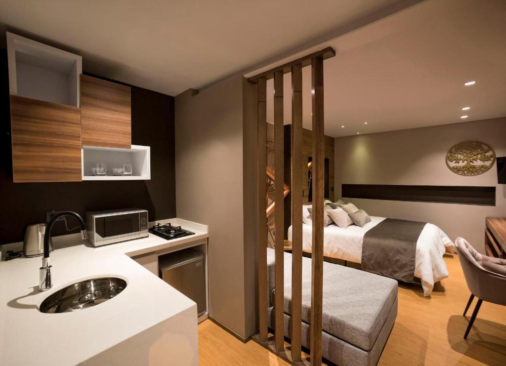 佩雷拉Albura Hotel的酒店客房设有床和水槽