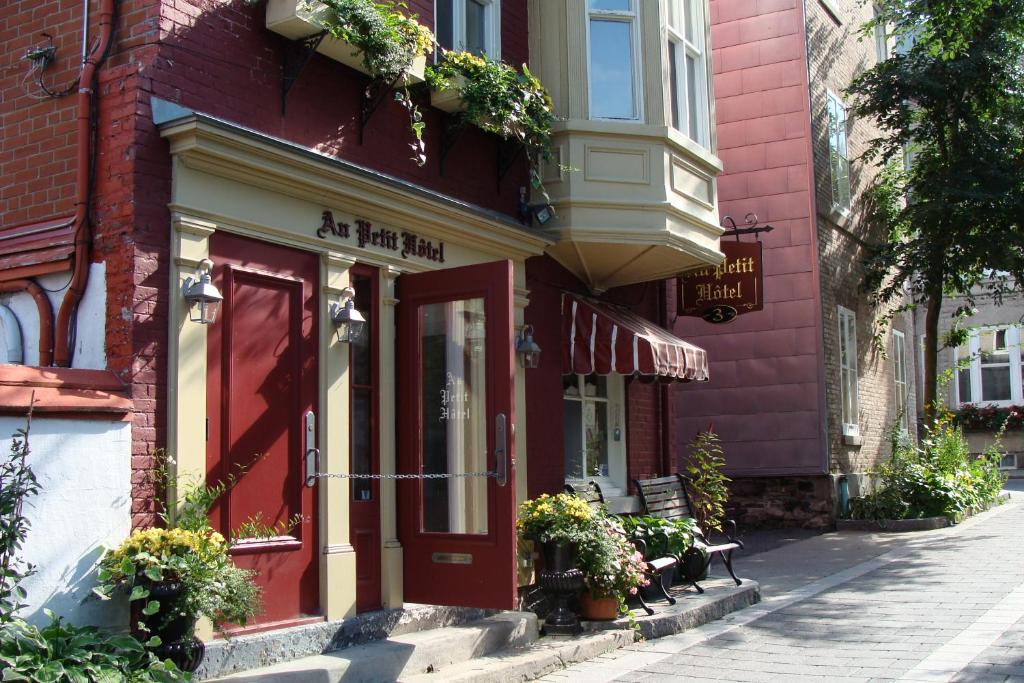 魁北克市奥佩提特酒店的街上有红色门的建筑