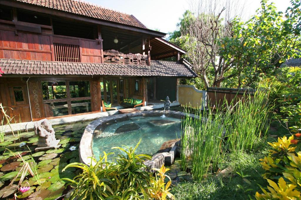 佩母德兰蓬杜萨里海滩及Spa度假酒店的一座房子的院子内的游泳池