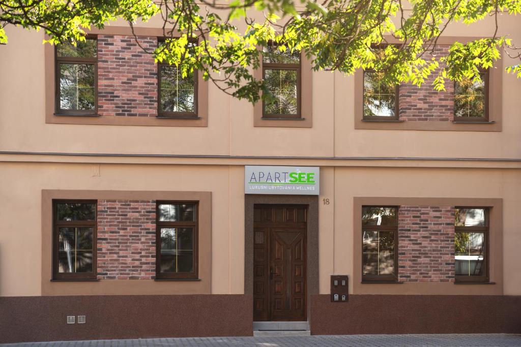 比尔森Apartsee Wellness Plzeň的带有四月销售标志的建筑物