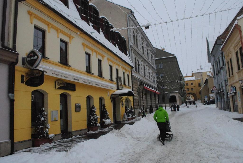 普雷绍夫Penzión ÁTRIUM的骑着自行车沿着雪覆盖的街道骑行的人