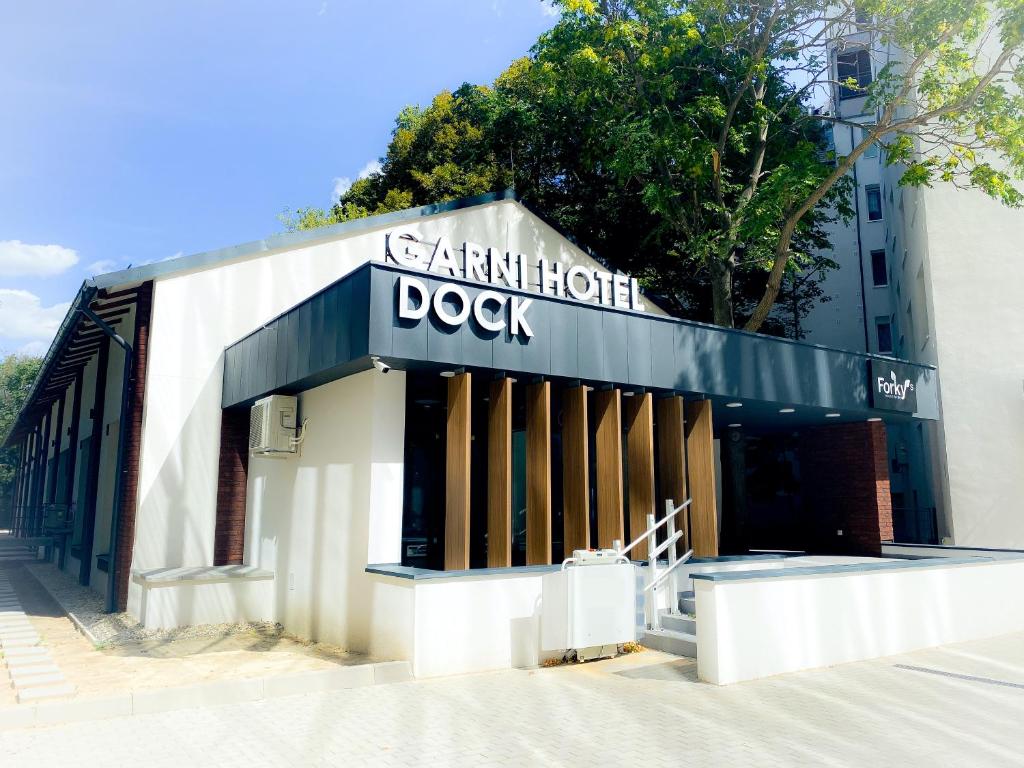 布拉迪斯拉发Garni Hotel DOCK Bratislava的前面有标志的建筑