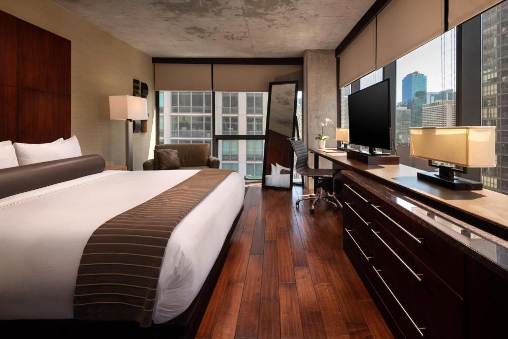 芝加哥Eurostars Magnificent Mile的酒店客房设有一张大床和一台电视。