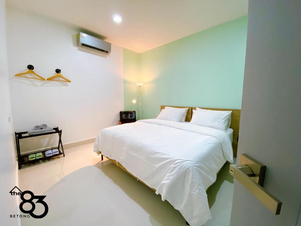 勿洞The 83 Betong GuestHouse的卧室配有白色床单和白色大床