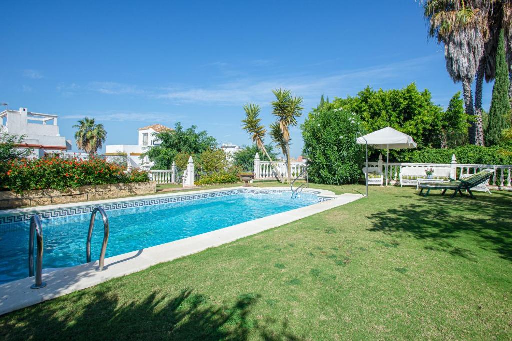 桑卢卡尔-德巴拉梅达4 bedrooms villa with sea view private pool and furnished terrace at Sanlucar de Barrameda 2 km away from the beach的一座房子的院子内的游泳池