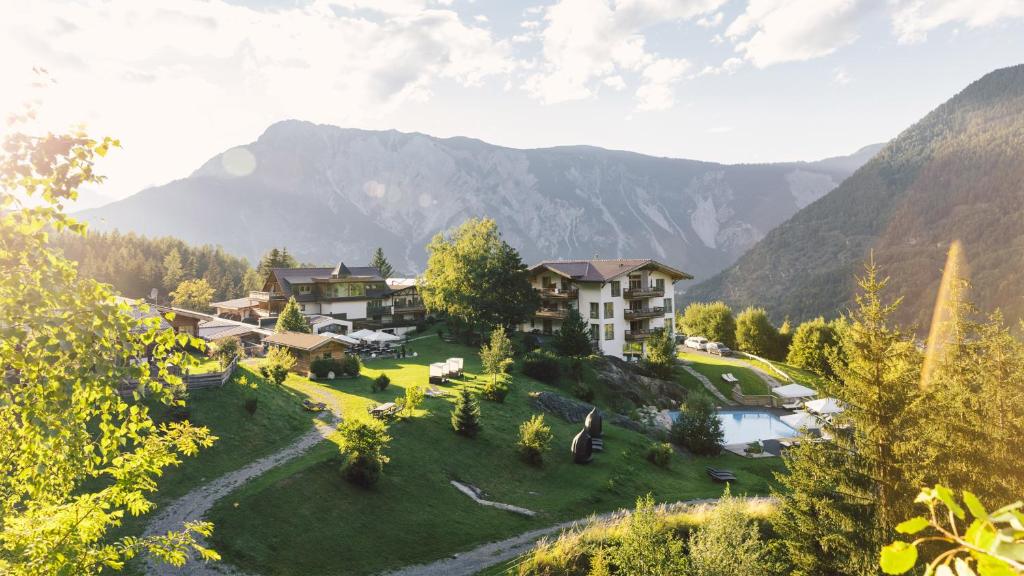 绍滕斯Hotel Ritzlerhof - Adults only的享有山区度假胜地的空中景致