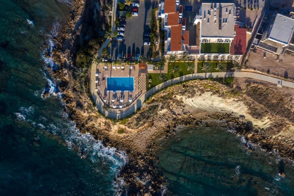 帕福斯Vrachia Beach Hotel & Suites - Adults Only的海洋岛屿的空中景观