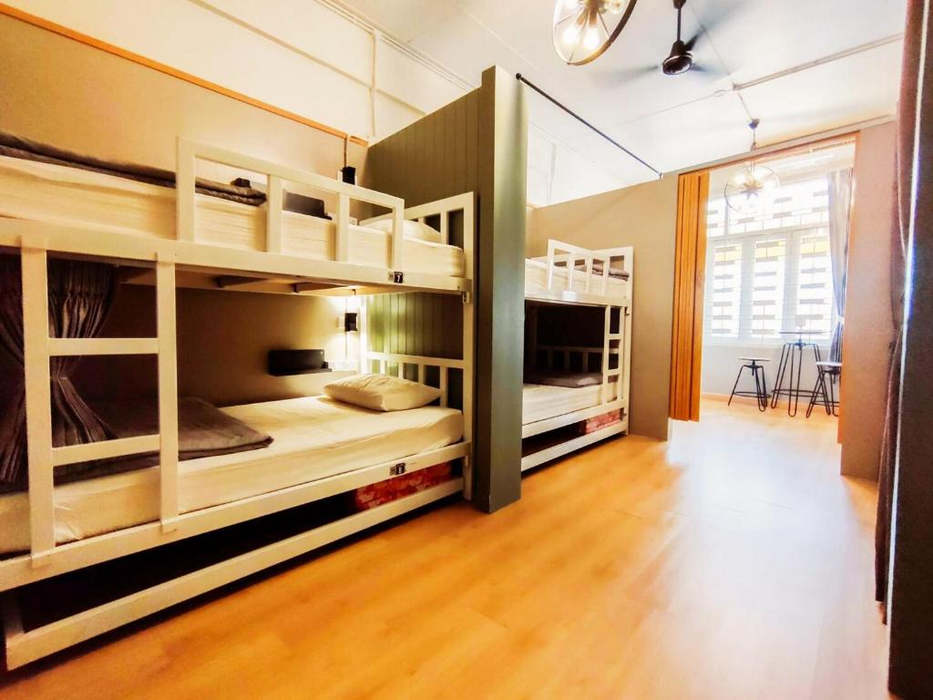 合艾合艾中心旅舍的铺有木地板的客房内配有两张双层床。