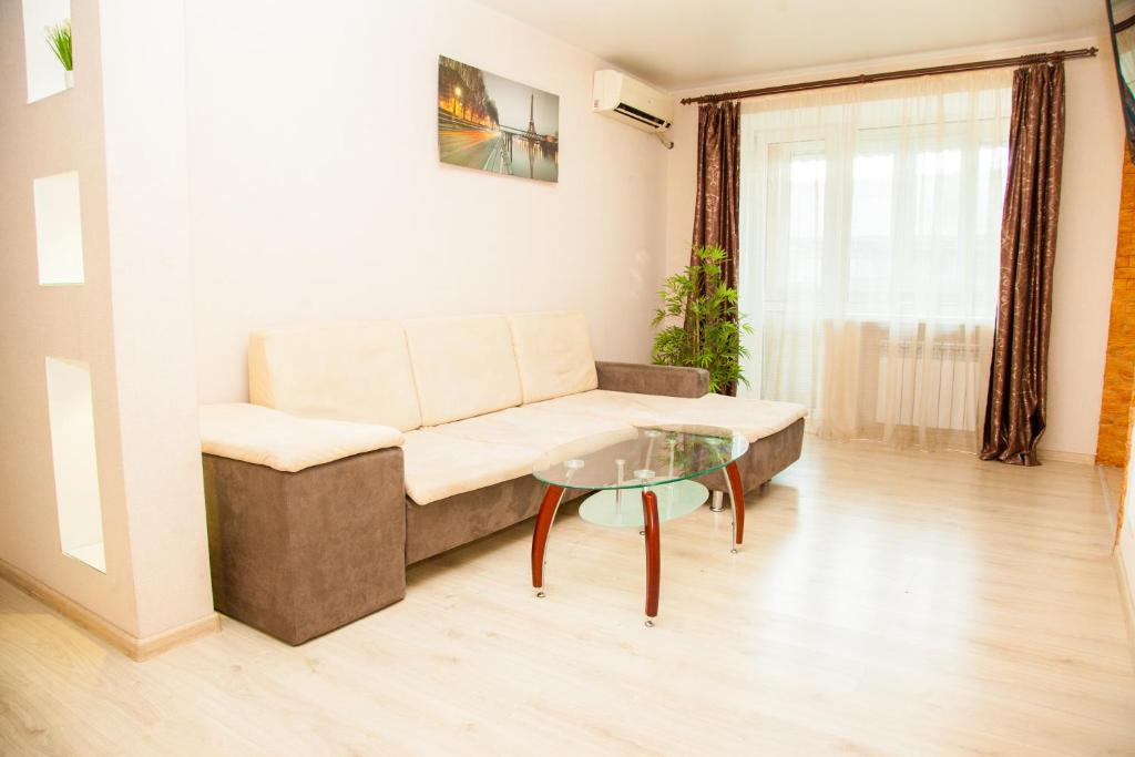 扎波罗热2Rooms Luxury Apartment on Gagarina near Intourist Hotel的带沙发和玻璃桌的客厅