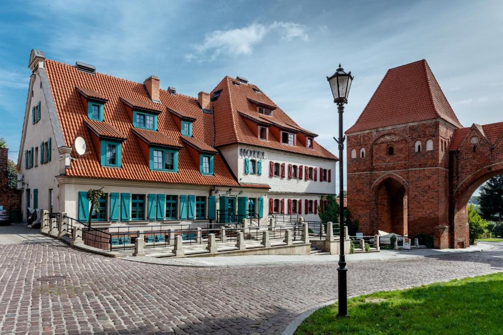 托伦1231酒店的一座红色屋顶和街灯的大建筑