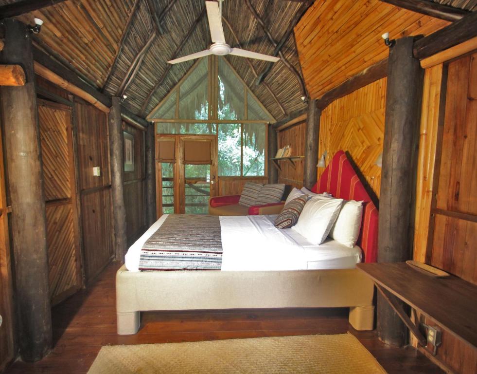 里约杜尔塞Tortugal Boutique River Lodge的小木屋内一间卧室,配有一张床