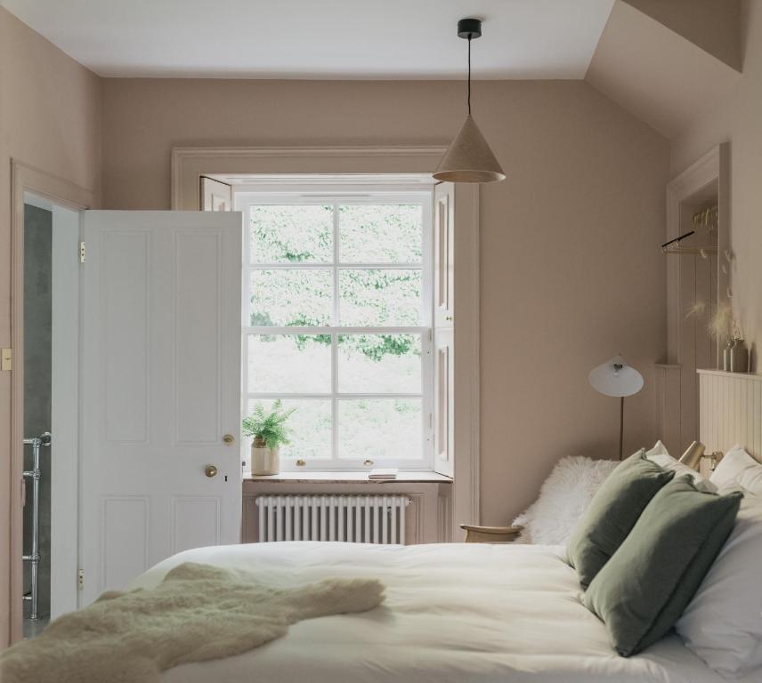 邓凯尔德The Taybank的卧室设有一张白色大床和一扇窗户。