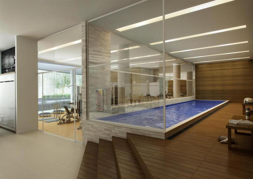 巴西利亚Flat Hotel Fusion com Varanda & Garagem A219的客厅里的一个大型游泳池