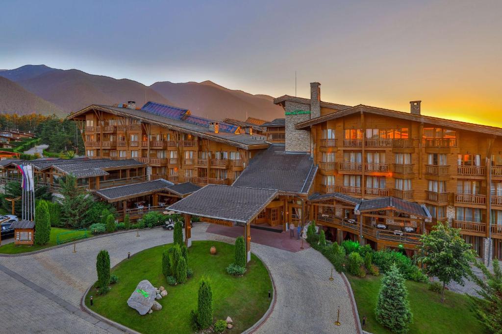 班斯科Pirin Golf Hotel & Spa的享有酒店空中景色,以山脉为背景