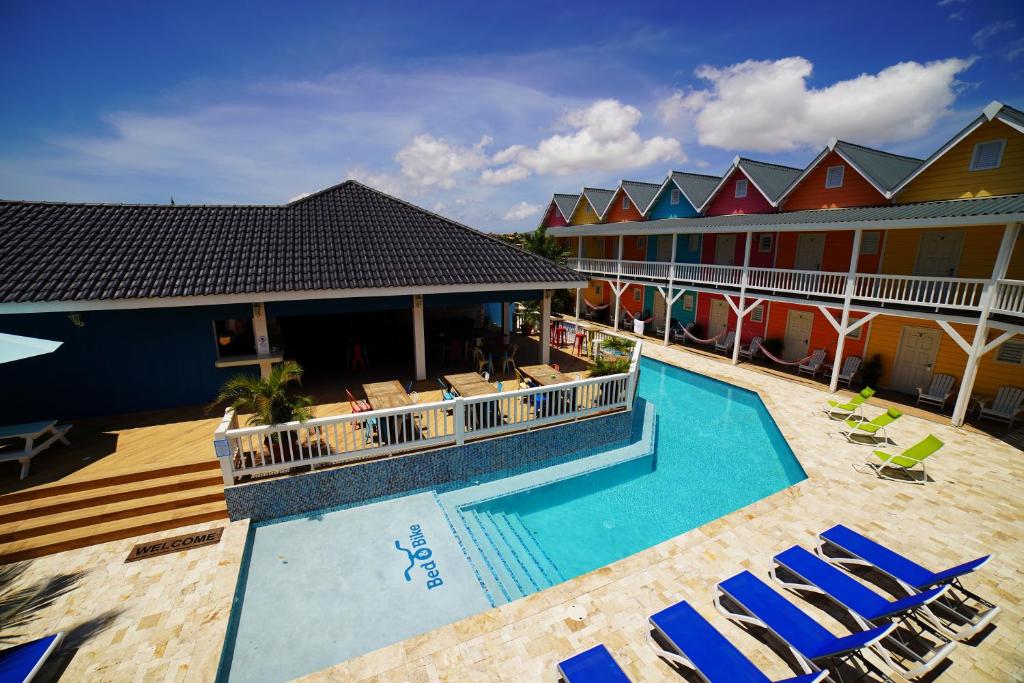 威廉斯塔德Bed & Bike Curacao - Jan Thiel的享有带游泳池的度假村的空中景致