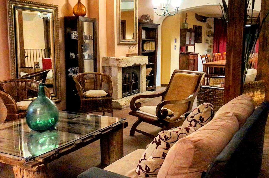 RomancosLa Noguera de Socasa的客厅配有沙发和桌子