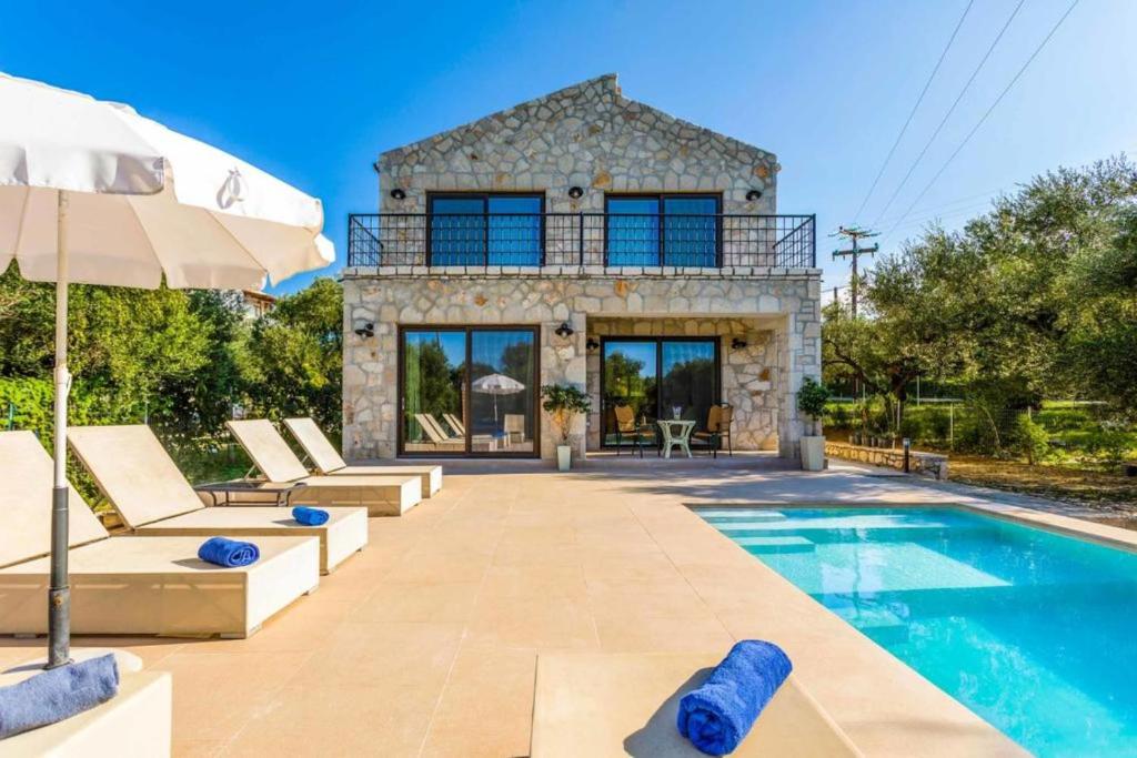 普莱诺斯Astarte Villas - Petra Elia Private Villa with Pool的一座带游泳池和房子的别墅