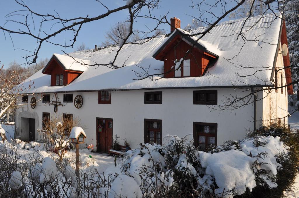 MirskCzarnotka的白色房子,有雪盖屋顶