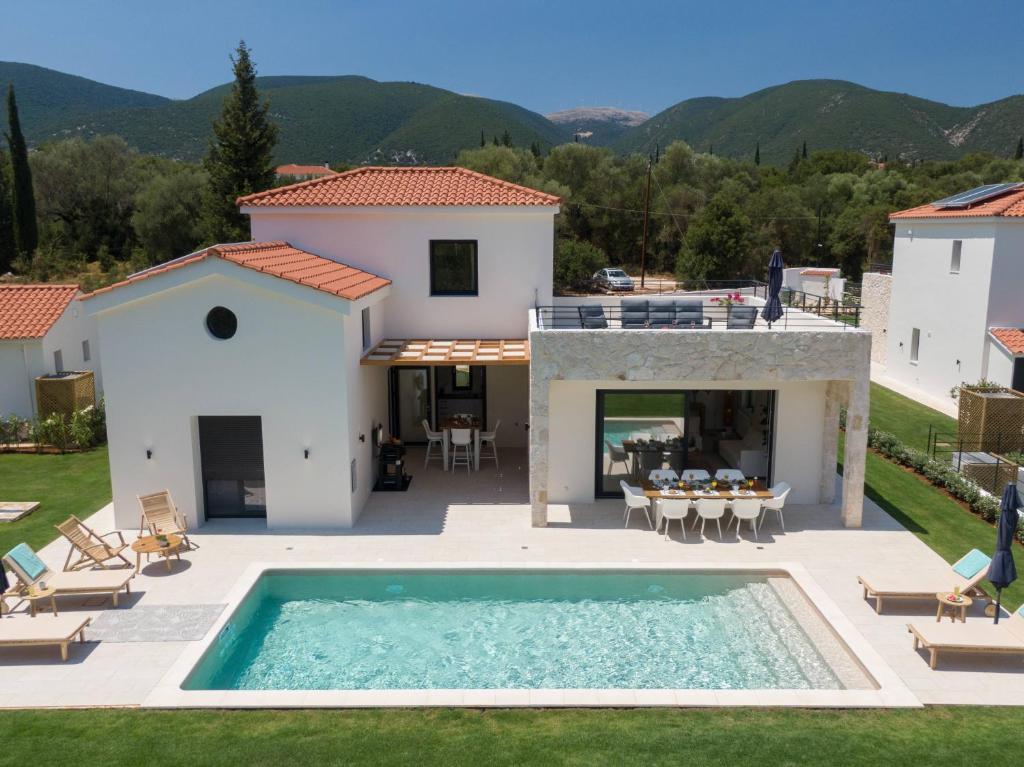 萨米Ionian Trilogy Luxury Villas的享有带游泳池的别墅景致