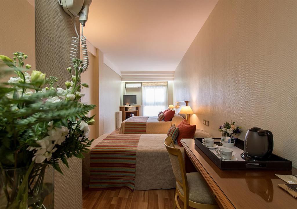 罗萨里奥索兰斯里维埃拉酒店的酒店客房配有两张床和一张书桌