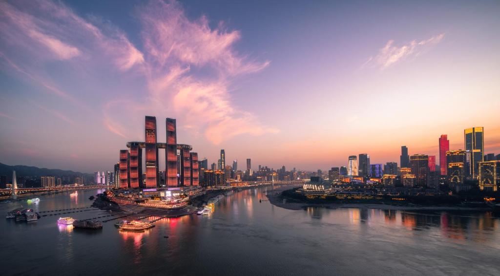 重庆重庆来福士洲际酒店的享有河流和建筑的城市美景