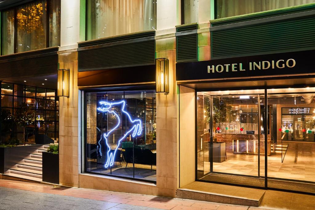 马德里Hotel Indigo Madrid - Princesa, an IHG Hotel的一间酒店内部装饰商店,窗户上有一个标志