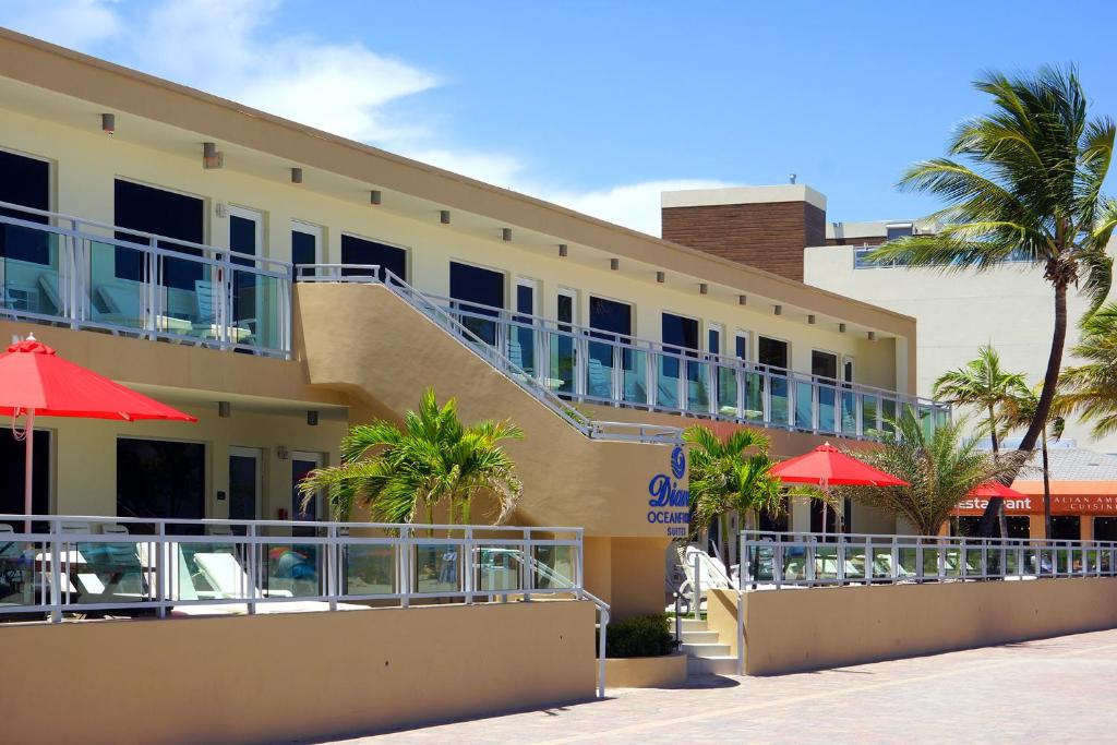 好莱坞Diane Oceanfront Suites的拥有桌椅和棕榈树的酒店