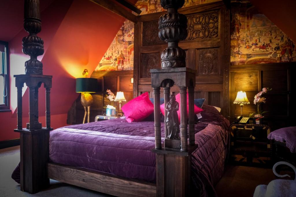 滨海索尔特本Brockley Hall Hotel的一间卧室配有一张带紫色床单的木床