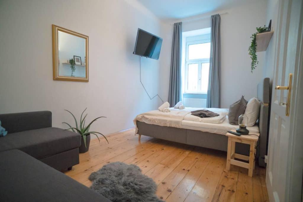 因斯布鲁克Cosy and Spacious Apartment in the heart of Innsbruck的客厅设有床和窗户