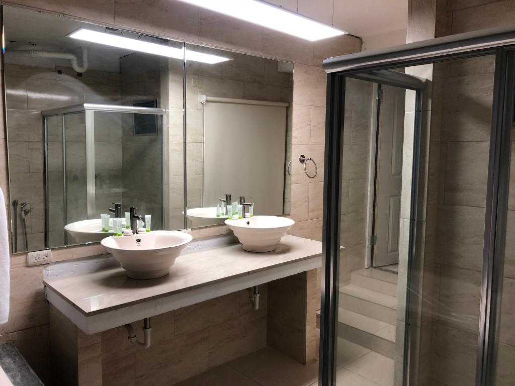 巴拿马城Hotel HSR的一间带两个盥洗盆和淋浴的浴室