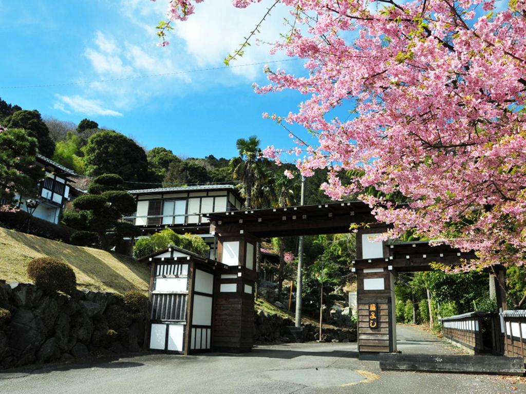 伊东横滨藤吉伊足藤日式旅馆的大楼前有樱树的大门