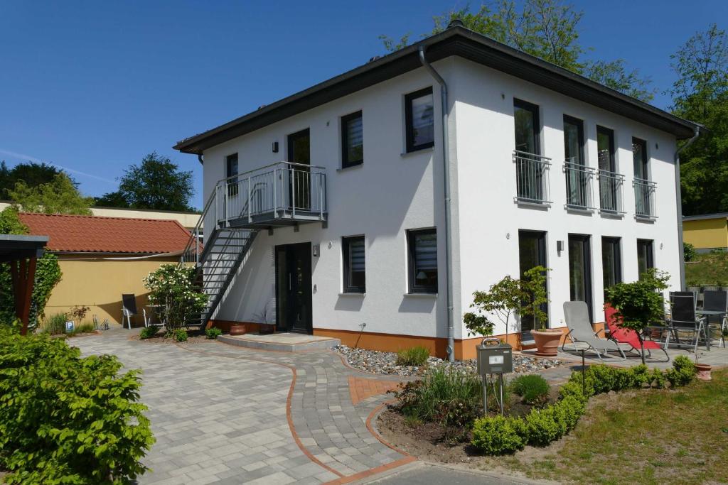 奥斯赛拜-塞林Stadtvilla Sommerfrische的一座大型白色房子,前面设有一个庭院