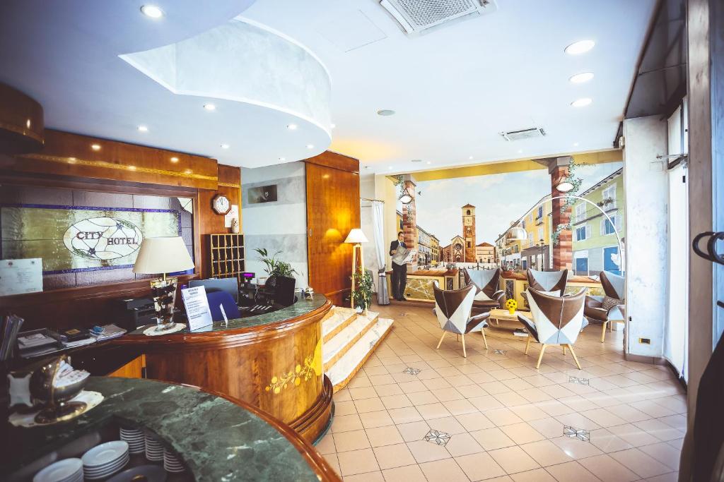 基瓦索城市酒店的一间有椅子的餐厅和一间酒吧