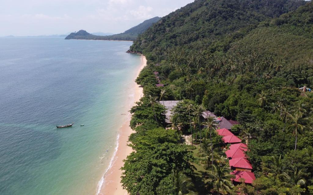 利邦岛Le Dugong Libong Resort的海滩空中景色,水中有一条船