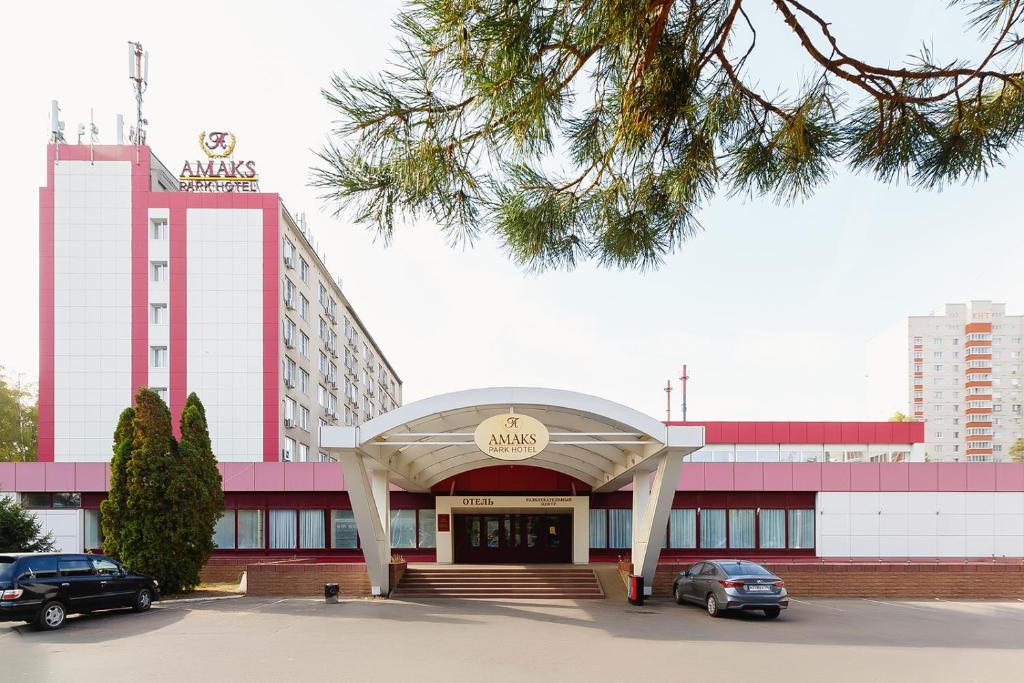 沃罗涅什阿马克斯度假酒店的停车场内有车辆的旅馆