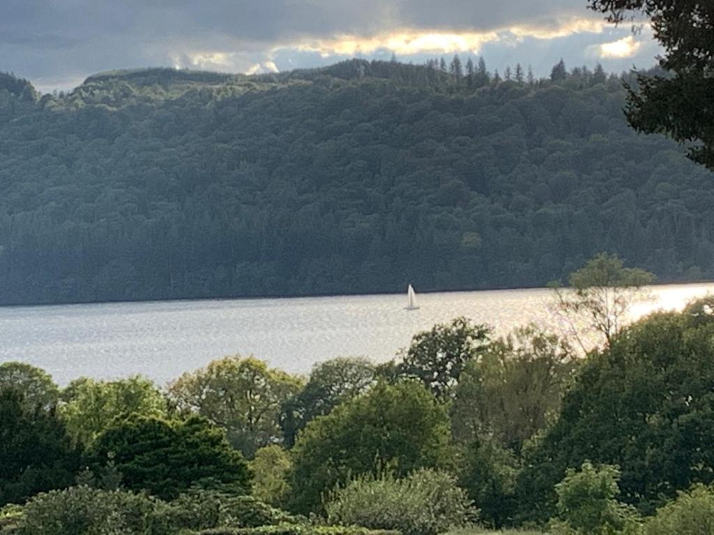 温德米尔The Lady of the Lake Windermere的山 ⁇ 湖上的帆船