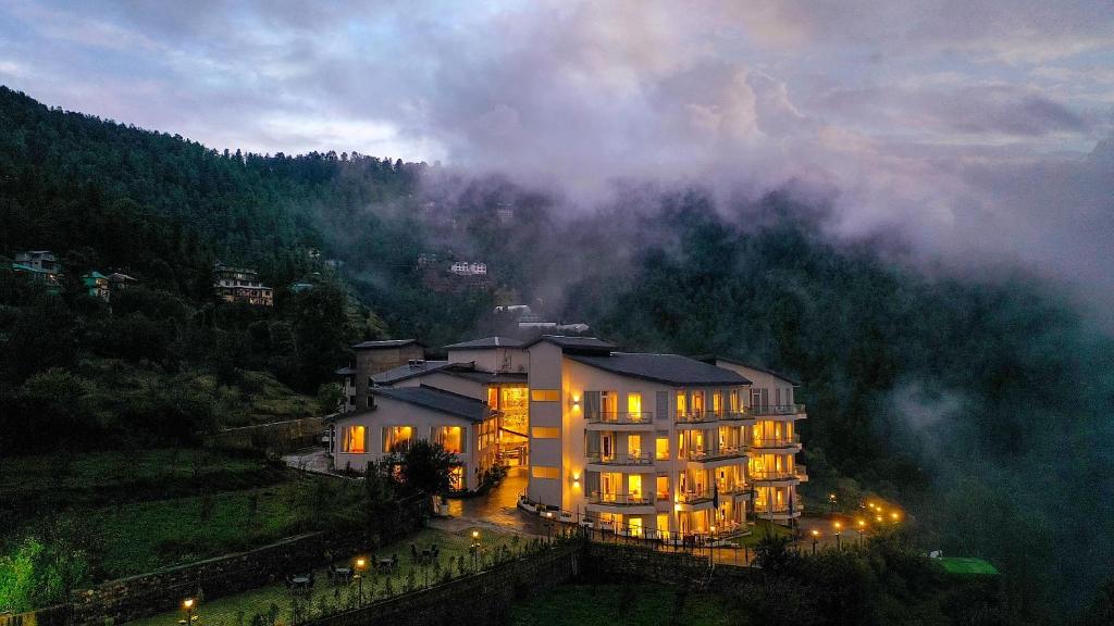 西姆拉Welcomhotel by ITC Hotels, Shimla的山中一座大建筑